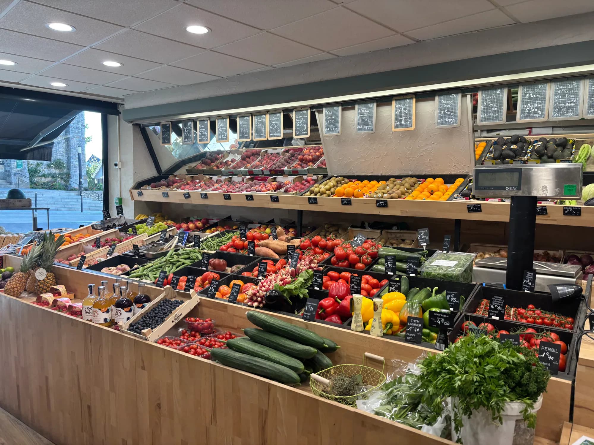 L'étal de fruits et légumes de la boutique Au Jardin Fromager à Melesse