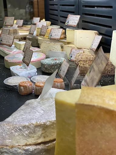 L'étal de fromages de la boutique Au Jardin Fromager à Melesse : comté, brie, chèvre, bleu et fromages affinés